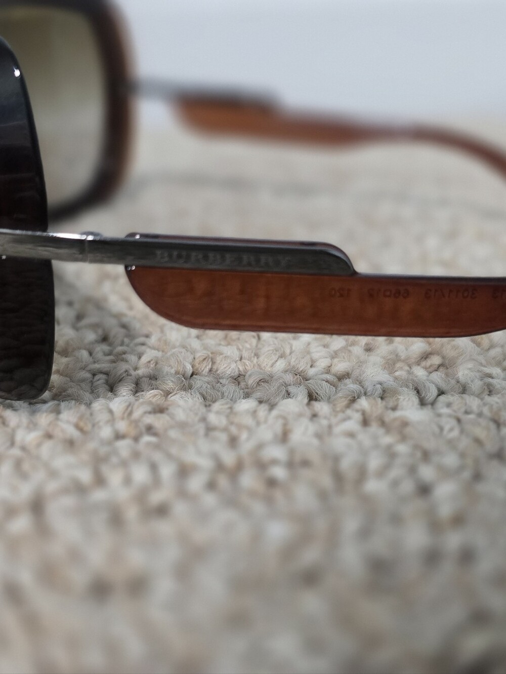 Burberry-b4013 Sunglasses With Metal Logo And Case - Picture 5 of 8
